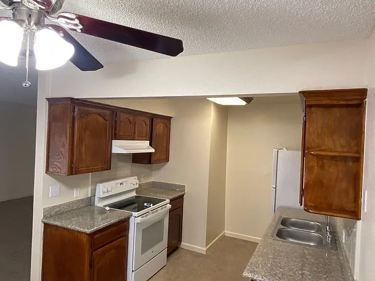 657 W Parlier Ave #126 — Photo 5