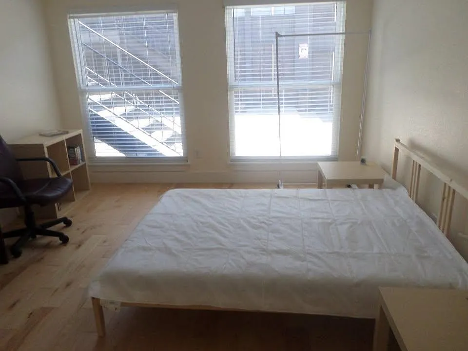2 bed, 2.0 bath, 915 sqft, $1,799 — Photo 2