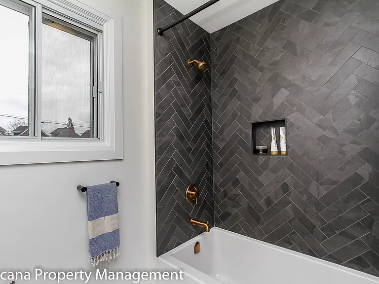 165 Irving Ave — Photo 17