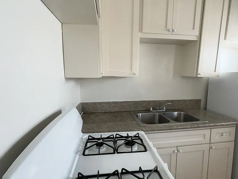 643 E 7th St #2 — Photo 2