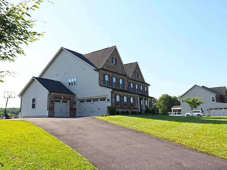 1040 Stepping Pl — Photo 4