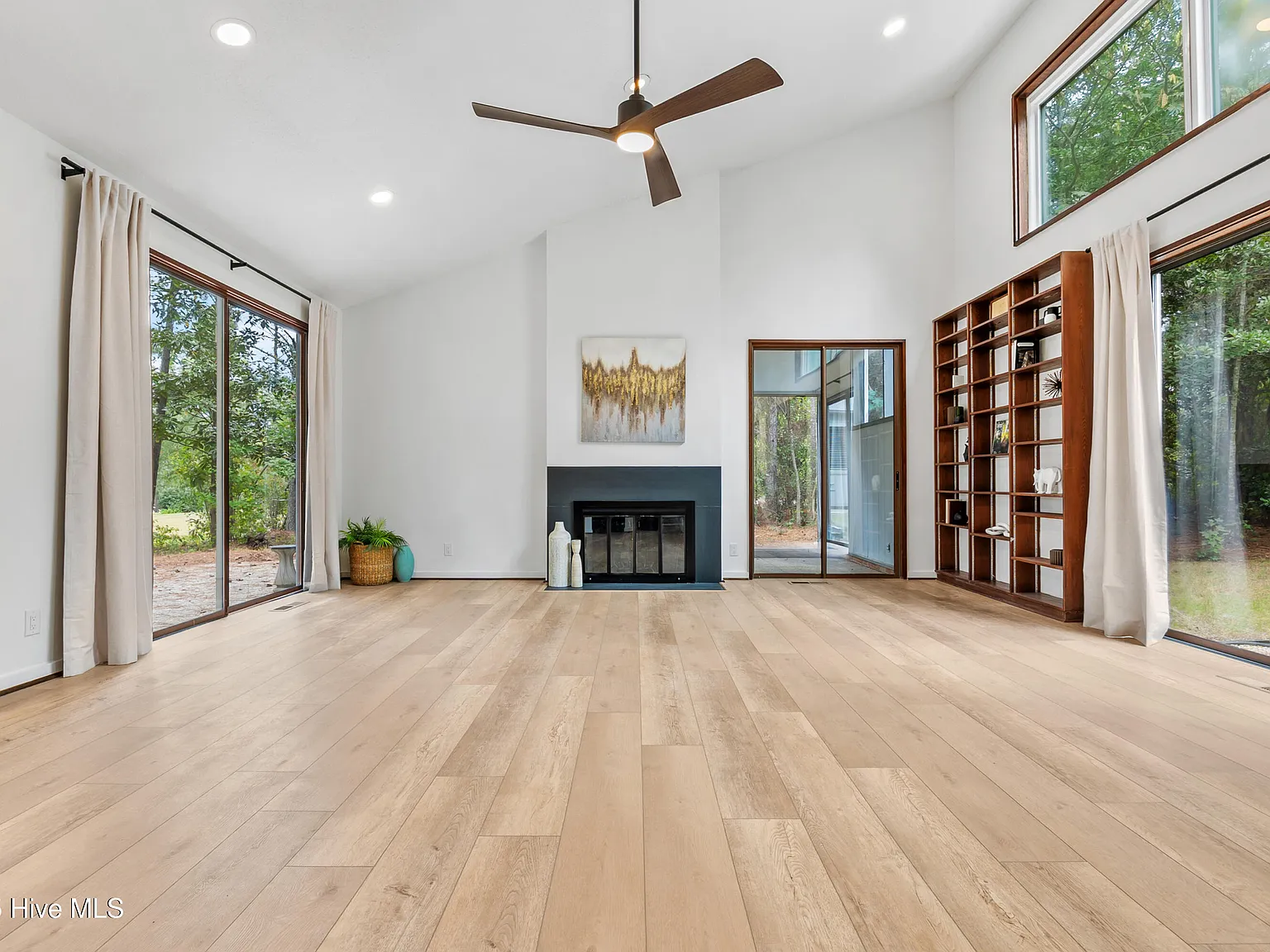 3 bed, 2.0 bath, 1930 sqft, $2,500 — Photo 4
