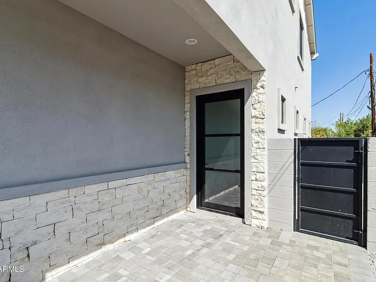 902 W Hazelwood St #B — Photo 3