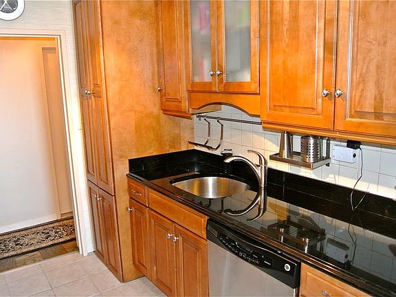 4th image of 26910 Grand Central Pkwy APT 29B