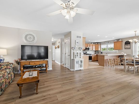 4th image of 10937 Front St #2B