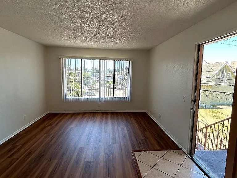 1594 Daly-Olive Apartments — Photo 3