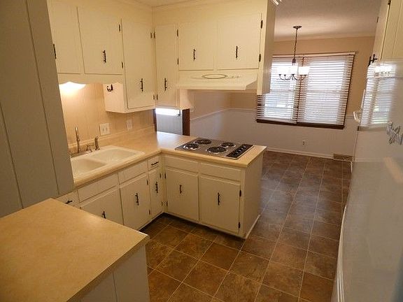 4th image of 2403 Hillmont Dr
