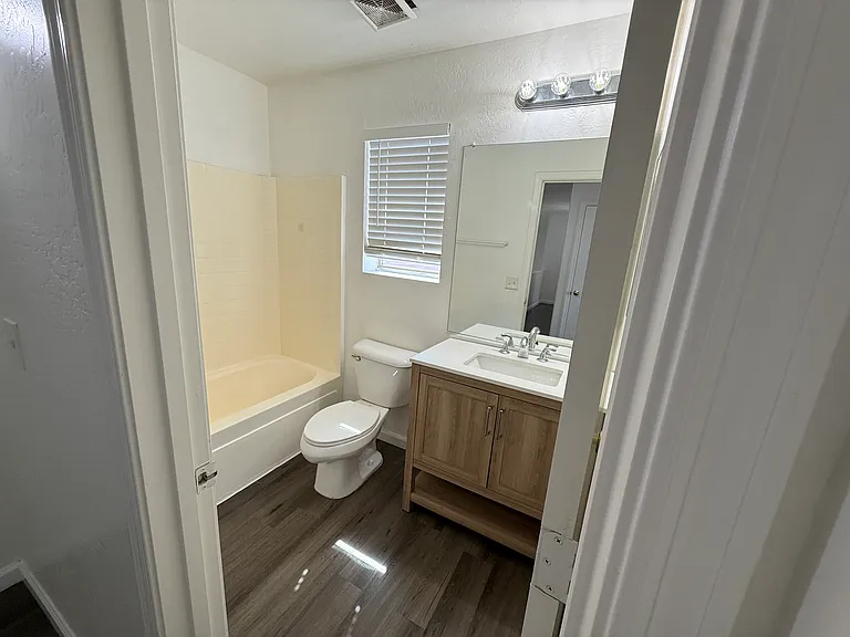 1450 E 12th Pl — Photo 22