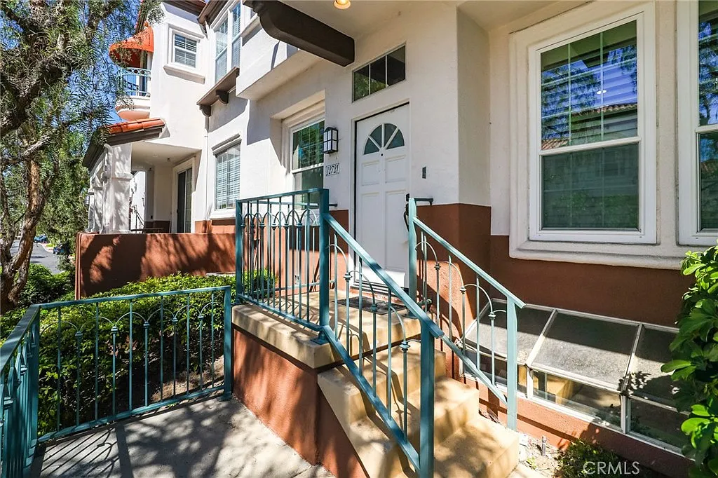 3 bed, 2.5 bath, 1724 sqft, $4,300 — Photo 2