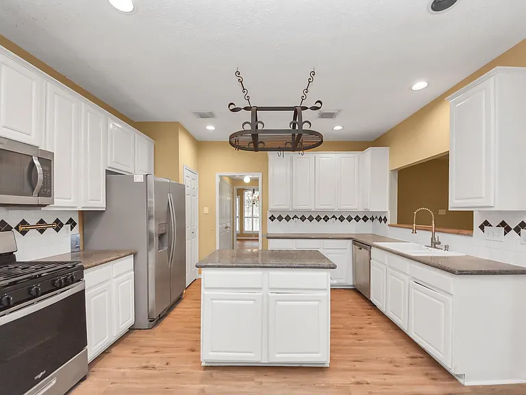 23003 Governorshire Dr — Photo 29