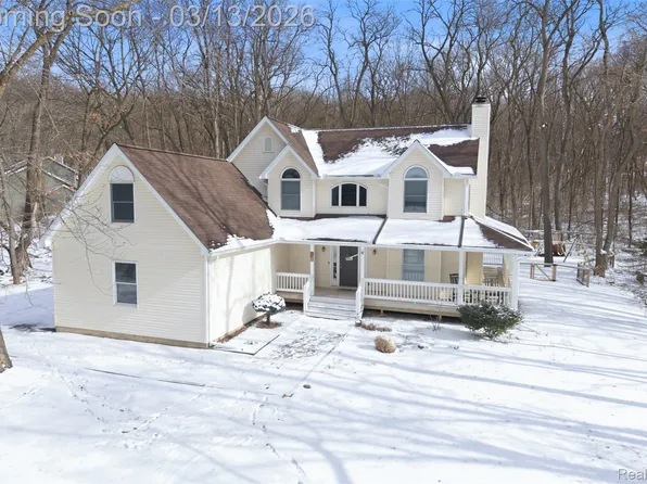 9417 Van Antwerp Rd, Brighton, MI 48116