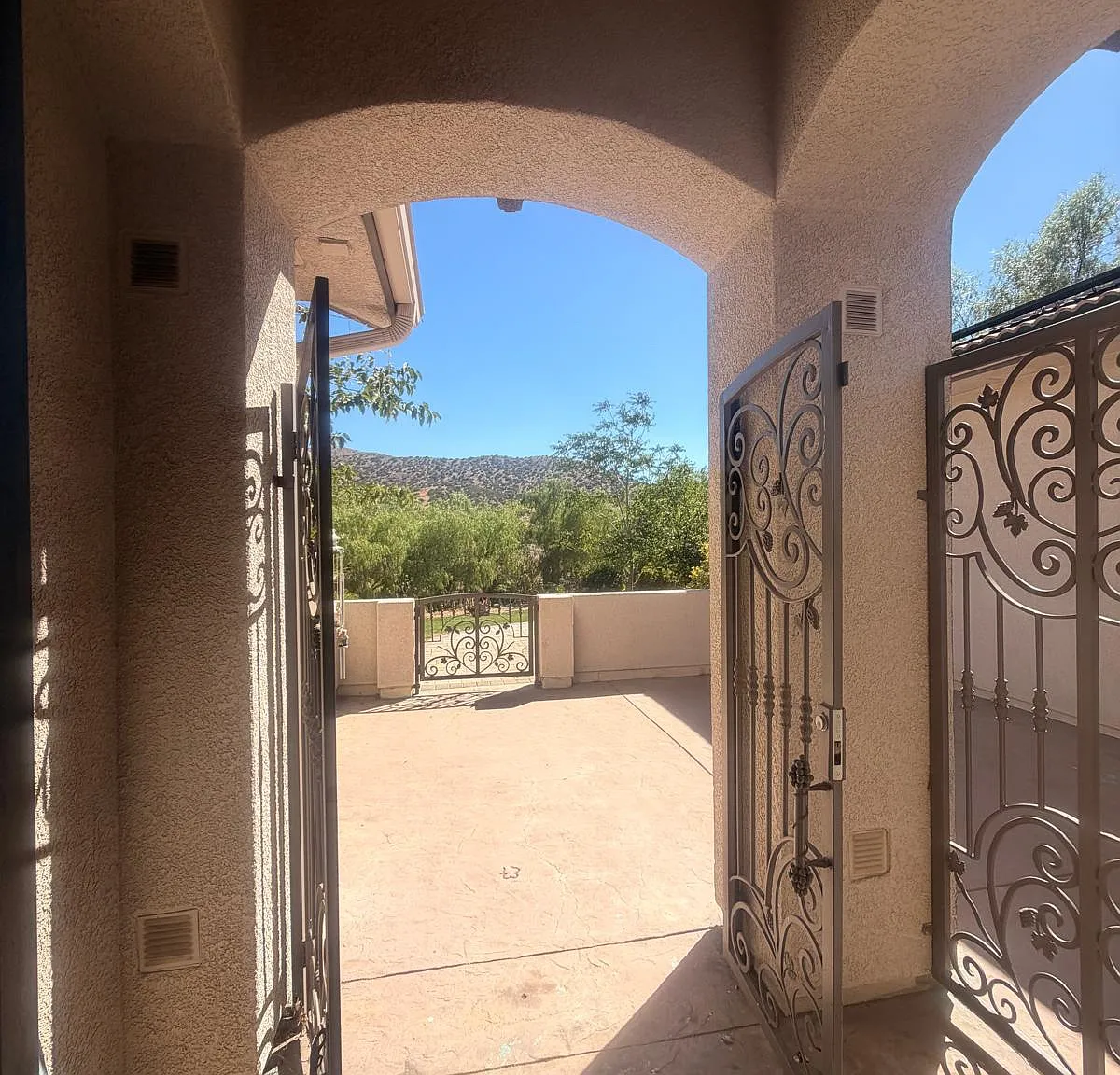 4 bed, 3501 sqft, $4,800 — Photo 2