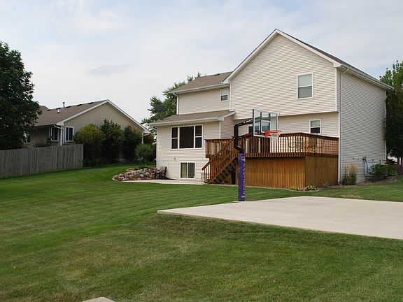 2nd image of 955 SE Applewood Ln