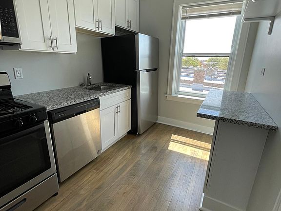 4th image of 4738 N Lowell Ave #3R