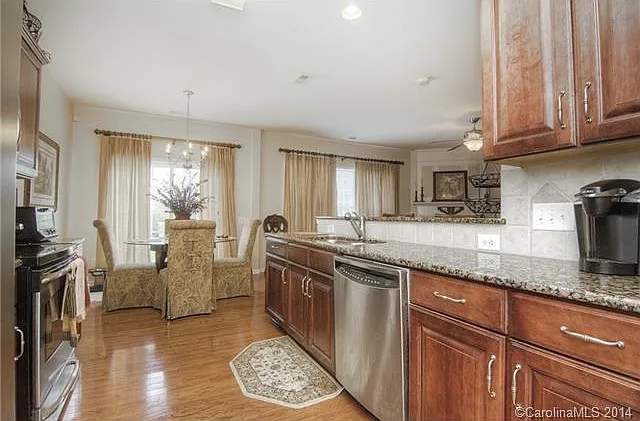 Kitchen & Breakfast Area