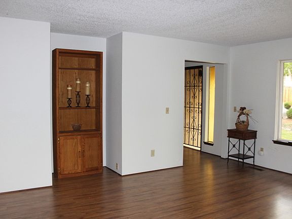 5th image of 631 Evergreen Ln