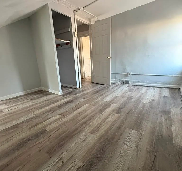 211 W 3rd St