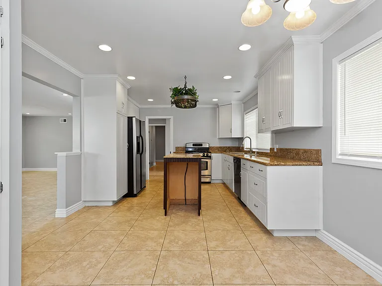 831 E Hoover Ave — Photo 5