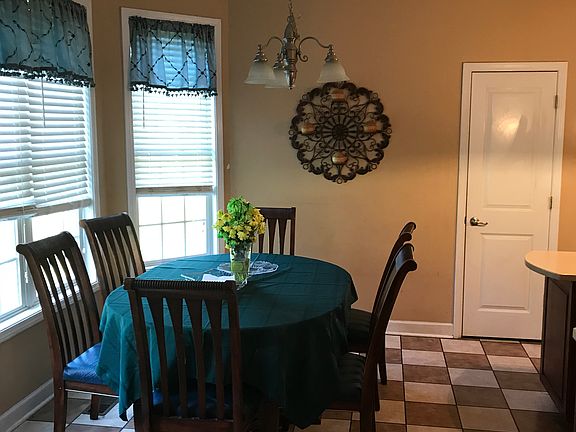 Eat-In Kitchen
