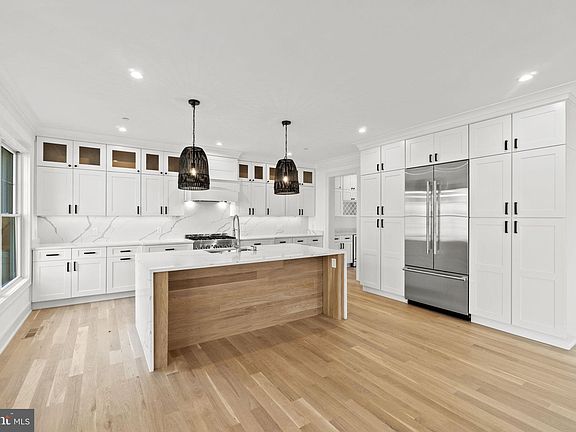 4th image of 10213 Parkwood Dr