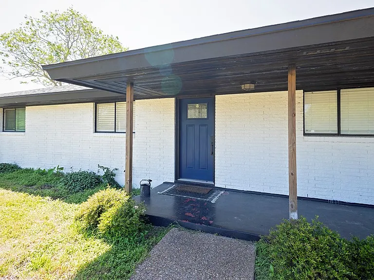 7629 Lang Rd — Photo 2
