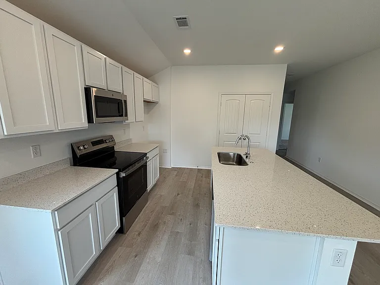 786 Gussy Ln — Photo 3