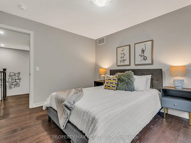 40 Britannia Ave E — Photo 44