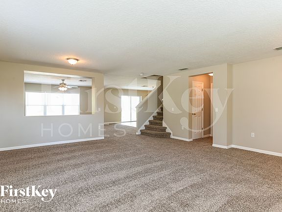 4th image of 300 Aster Dr