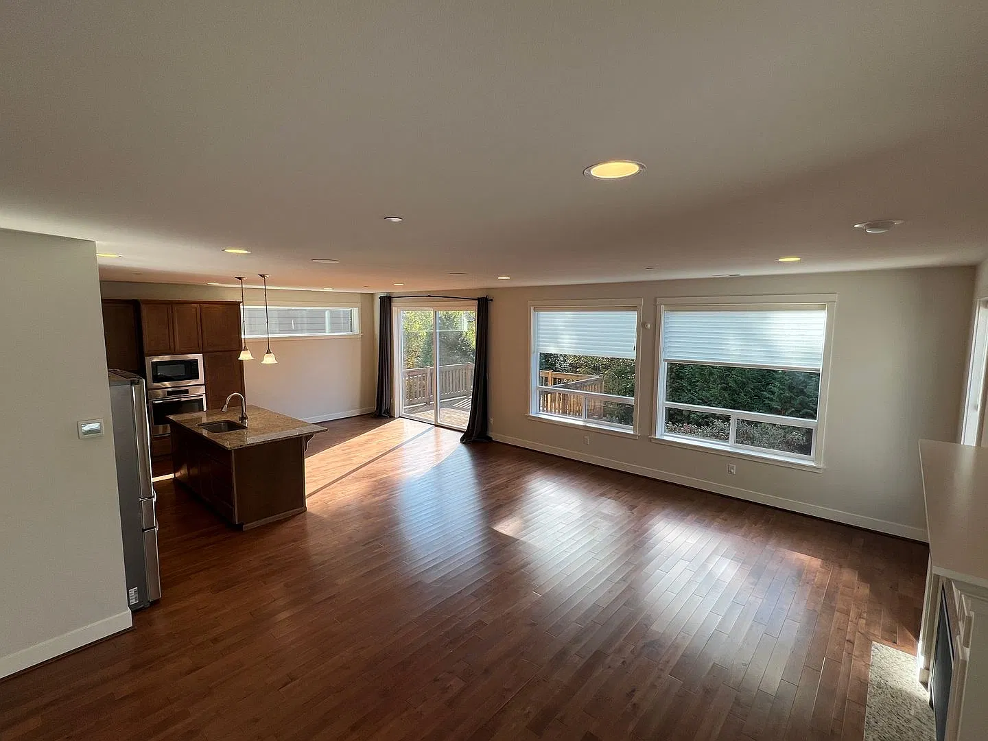 Spacious 4 Bedroom Home Near Edmonds with Bonus Rooms & In-Law Suite - Avail NOW! — Photo 2