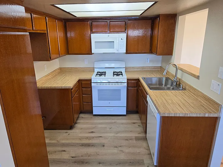 3601-3609 Howard Ave — Photo 9