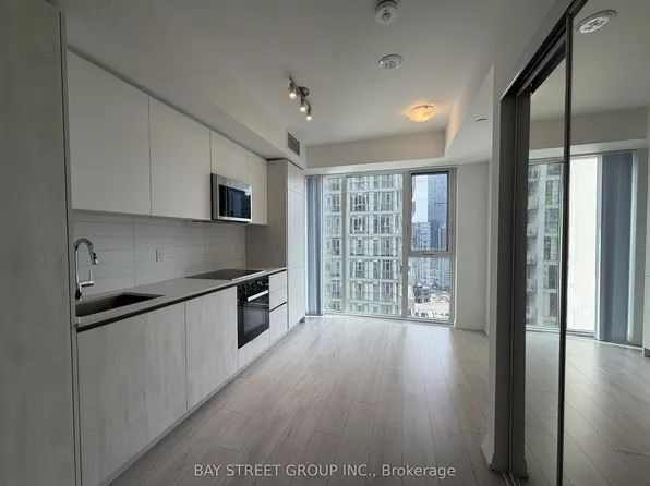 400 King St W, Toronto, ON