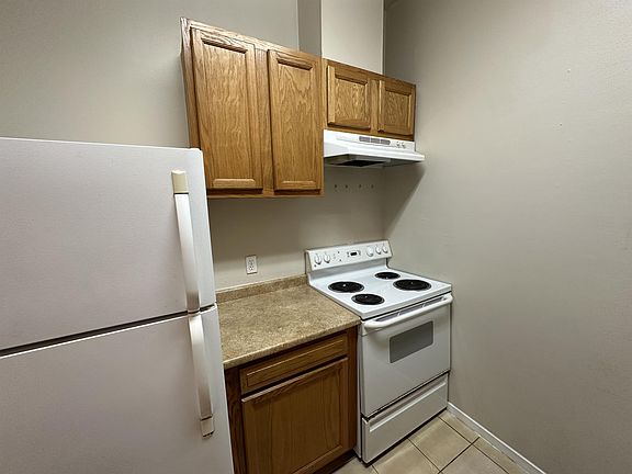 4th image of 406 Hawthorne St #10781190