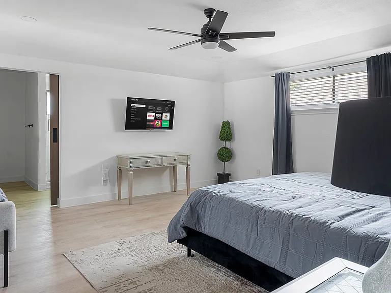 2521 Delmar Dr — Photo 8
