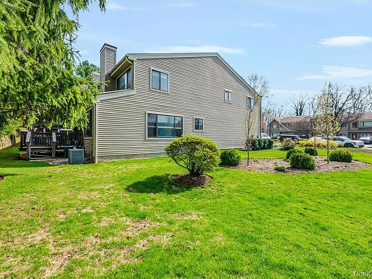 98 Lisa Dr — Photo 13