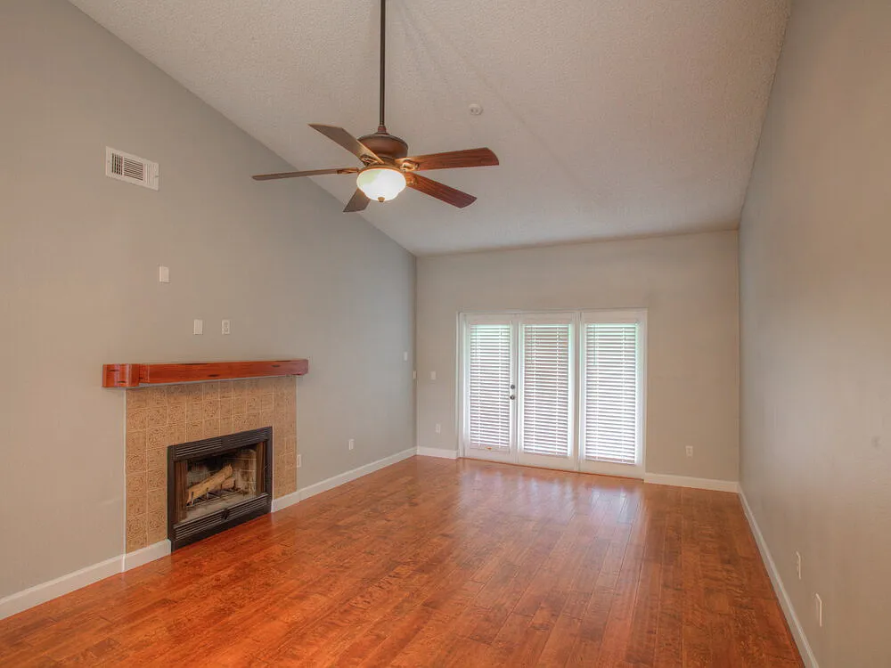 3 bed, 2.0 bath, 1369 sqft, $3,470 — Photo 2