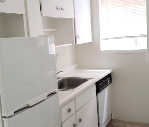 2nd image of 208-1625 Leavenworth St #208