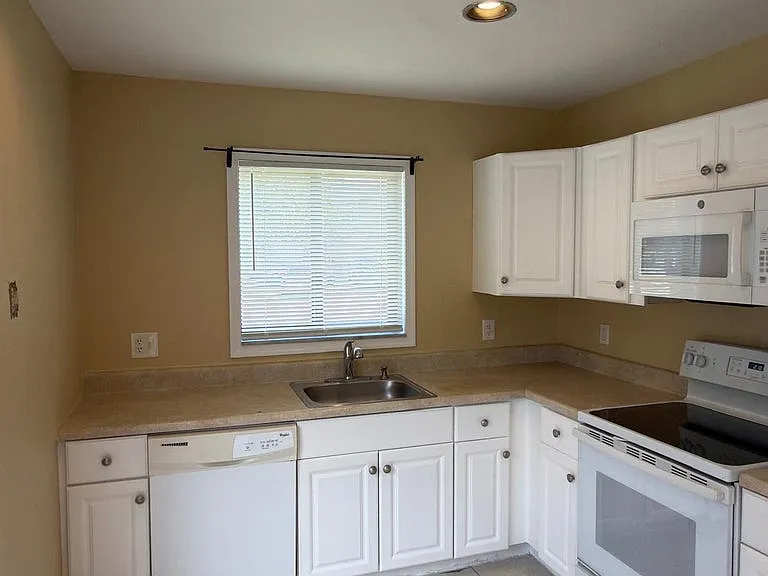 13769 Yarmouth Dr — Photo 10