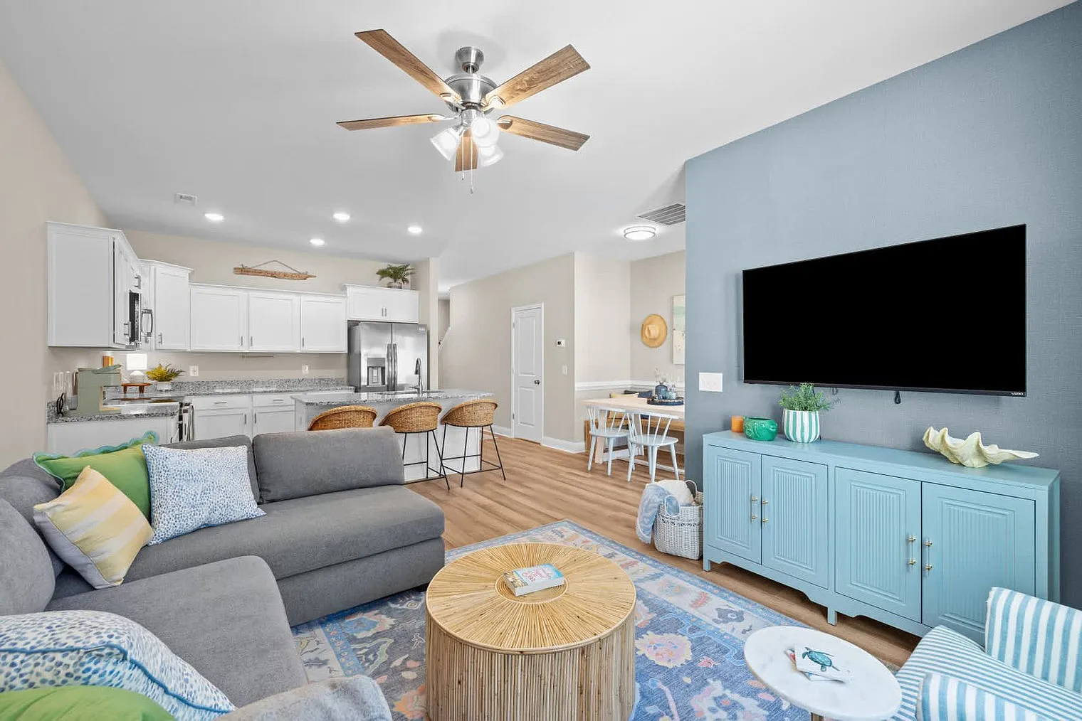 3 bed, 2.0 bath, 1367 sqft, $4,295 — Photo 1