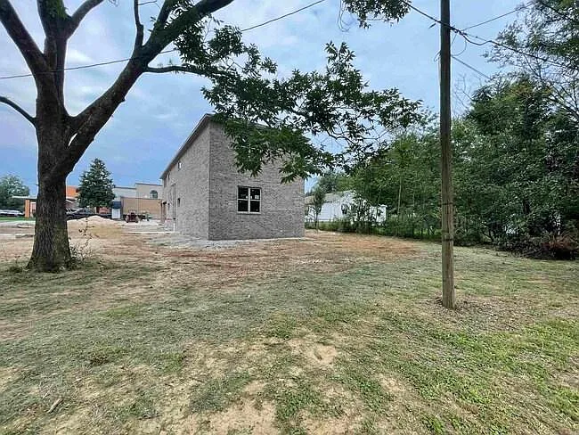 214 W Hickory St — Photo 16