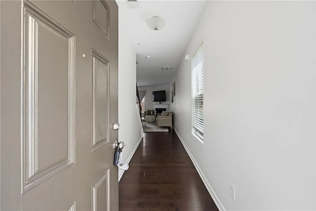 3 bed, 2.5 bath, 1970 sqft, $2,700 — Photo 3