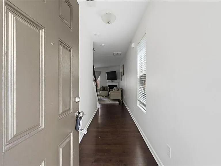 565 Dasheill Ln — Photo 3
