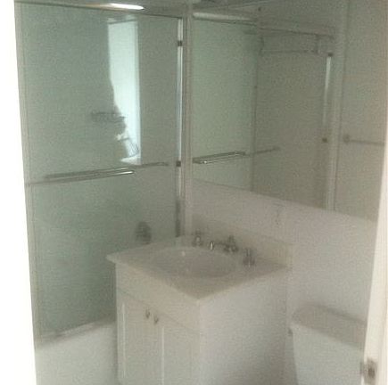 5th image of 4720 Center Blvd APT 2007