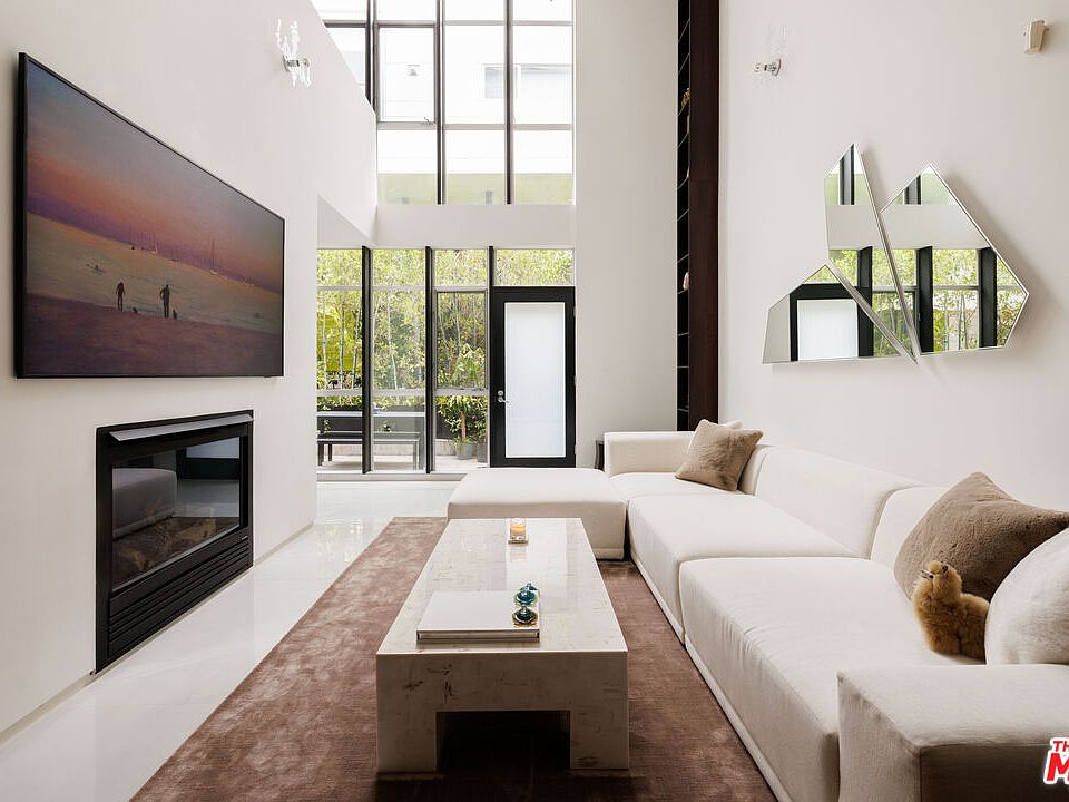 1st image of 825 N Kings Rd #2
