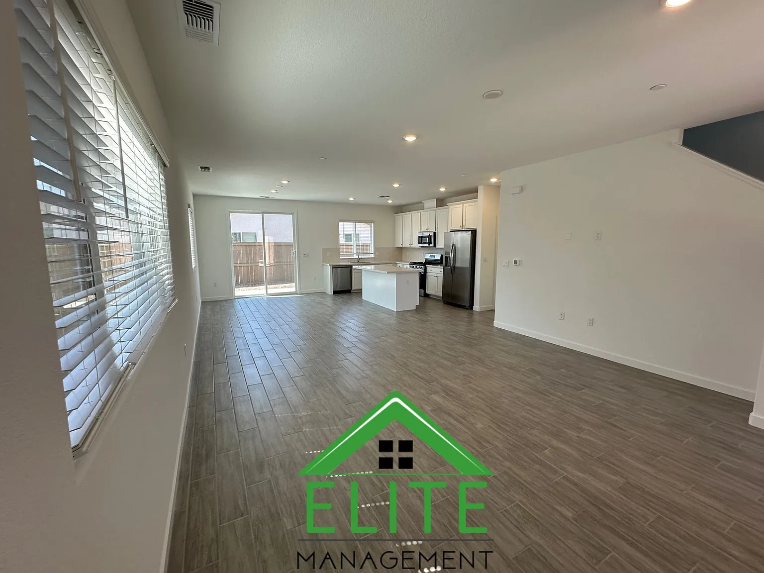 4 bed, 2500 sqft, $2,995 — Photo 4
