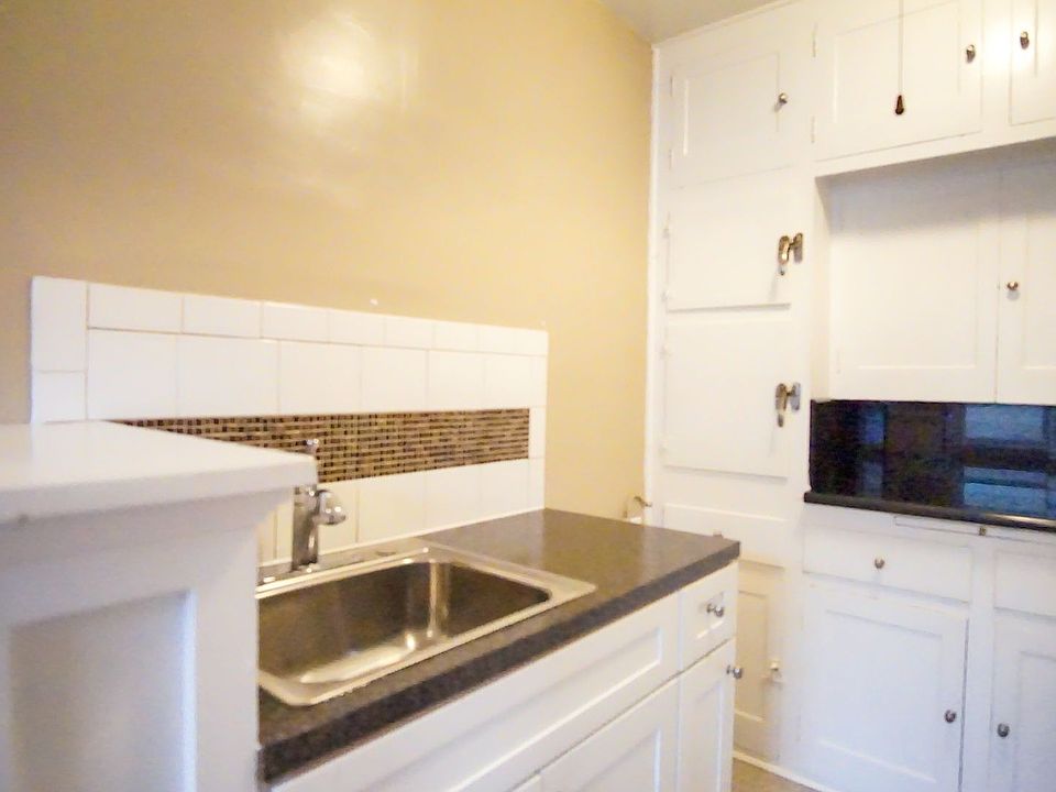 1st image of 2267 NW Glisan St #304