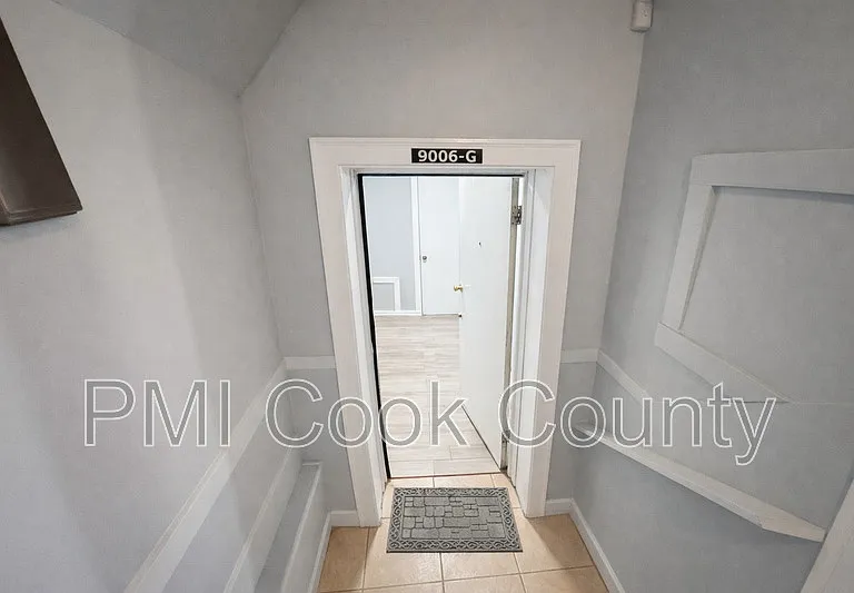 9006 S Escanaba Ave #G — Photo 2
