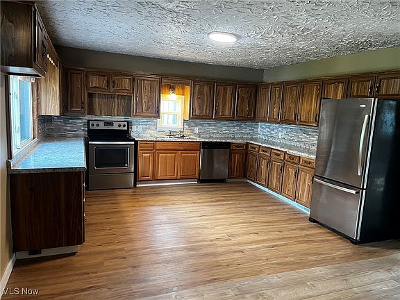 3rd image of 2242 Vincent St