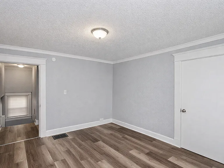 1051 N Mount St — Photo 13