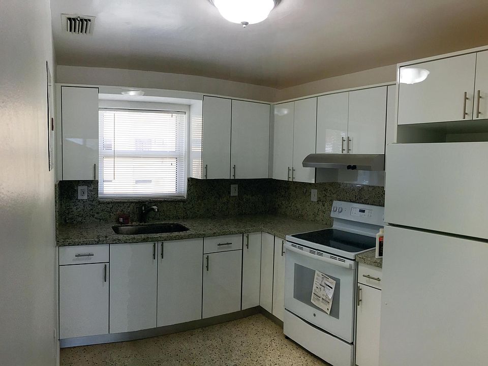 Beautiful Marble Counter Top Kitchen and Appliances