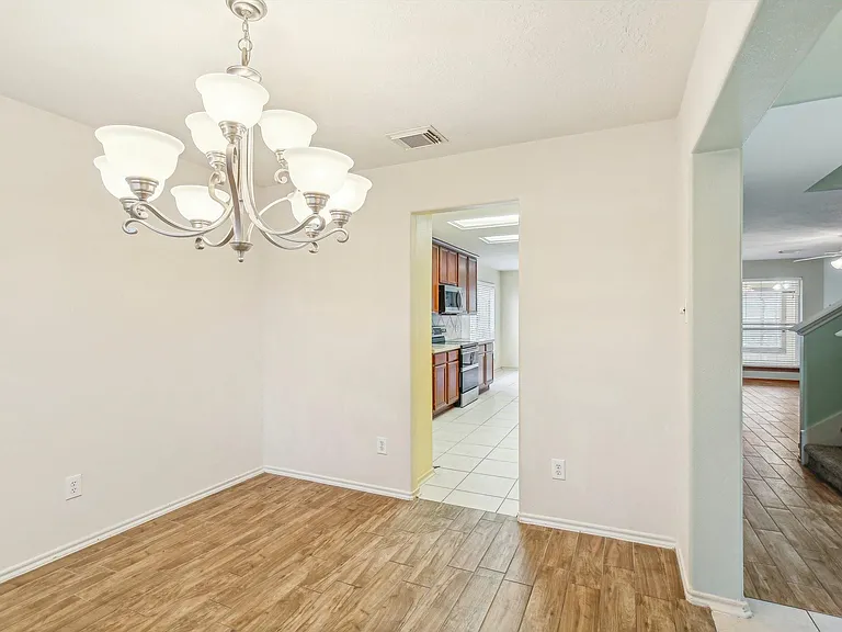 103 Wroxton Dr — Photo 6